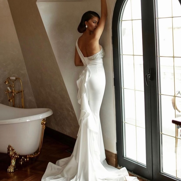 Fjolla Bridal - One shoulder Simple wedding dress - Picture 3 of 4